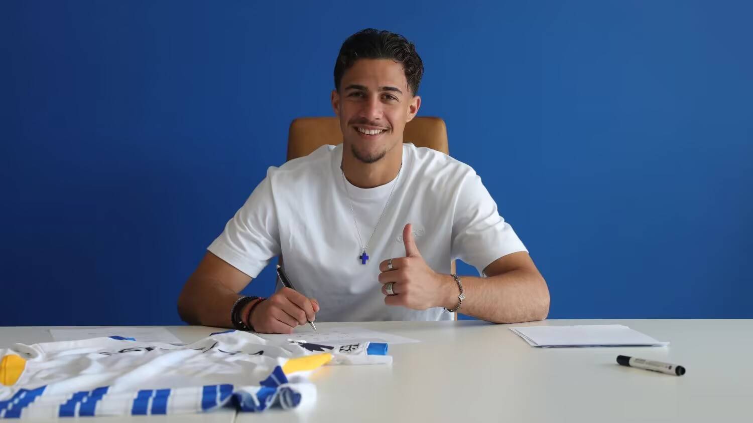 总价3700万欧！官方：布莱顿签下18岁前锋科斯托拉斯，签约5年